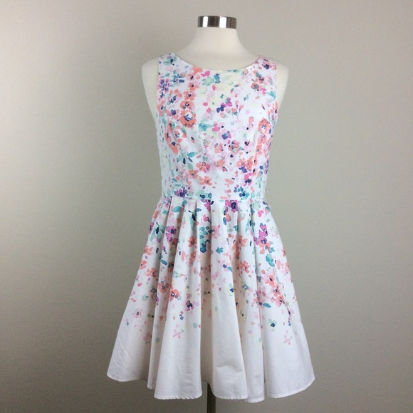 LC Lauren Conrad Dresses & Skirts - LC Lauren Conrad floral fit & flare dress